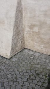 Die Feuchtigkeit sucht sich durch Kapillarität auch Ihren Weg in Ihren Wohnraum