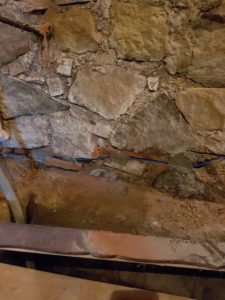 Verlegung der Elektroosmose von Mauerpol in unebener Bruchsteinwand