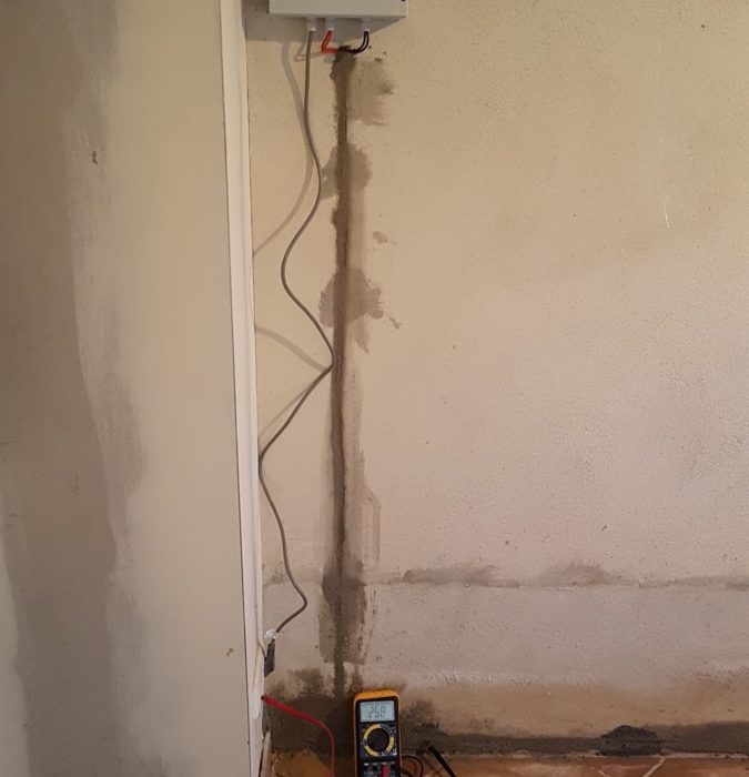 Sie sehen es selbst, die echte Elektroosmose arbeitet im Mauerwerk mit niedrigsten Spannungen.