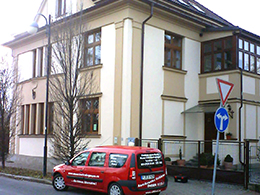 Mauerwerkentfeuchtung mit Elektroosmose an einem Privathaus in Pardubice