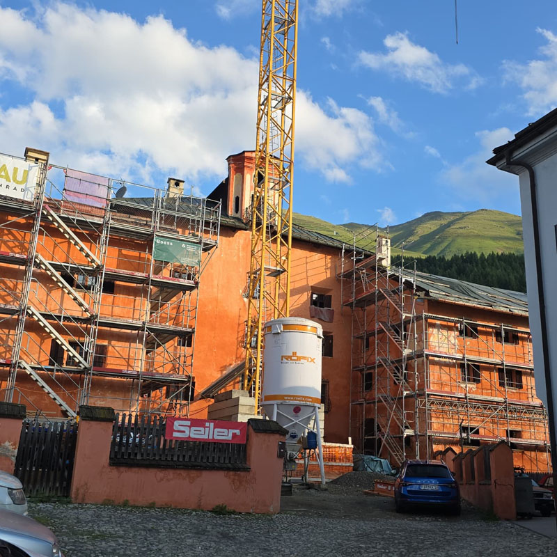Aussenansicht des Patrizierhaus, mit Gerüst und Baukran