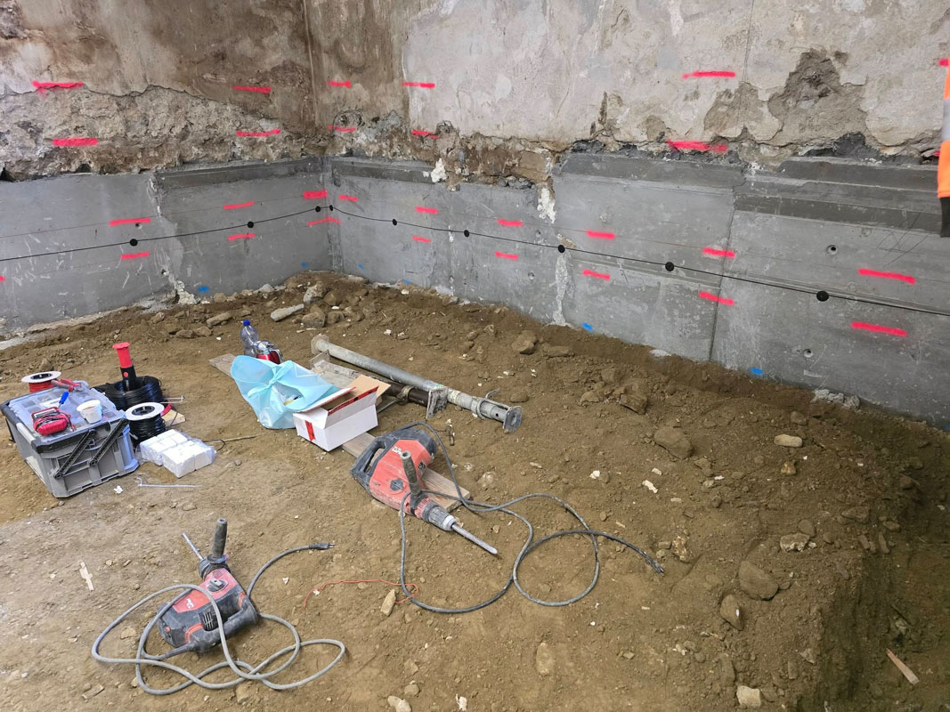 Montage der Leitungen im Fundament des Kellers