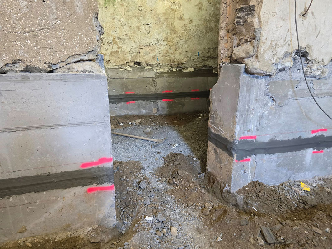 Montage der Leitungen im Fundament des Kellers