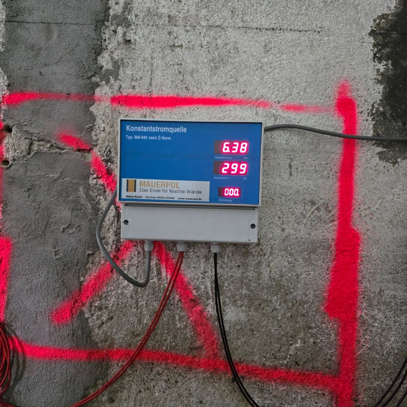 Montage des Steuergerätes zur Überwachung der Trockenlegung des Patrizierhaus