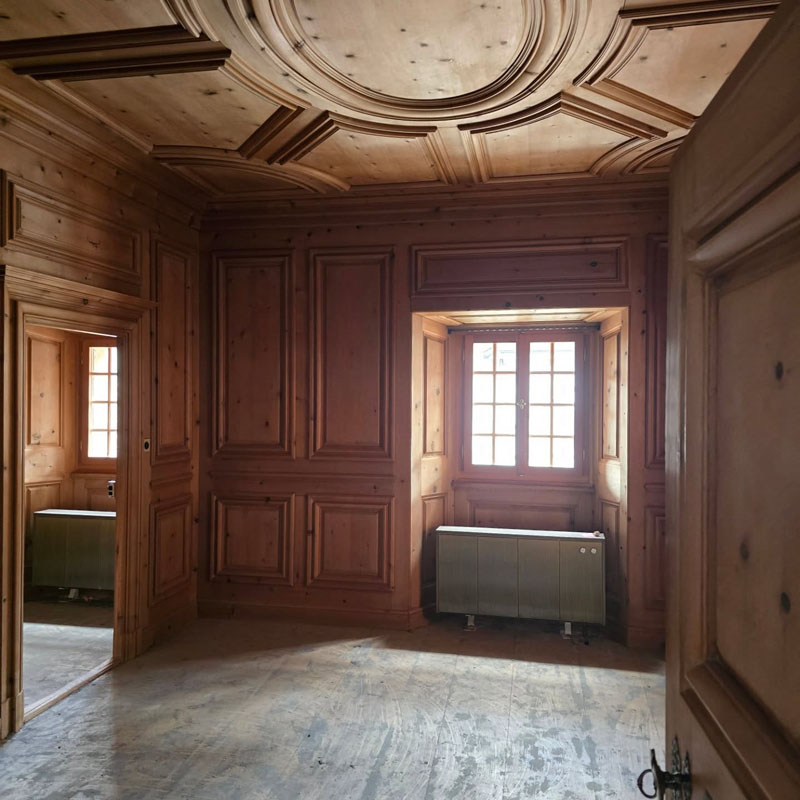 Innenansicht des Patrizierhaus mit holzverkleideten Wänden und Decken