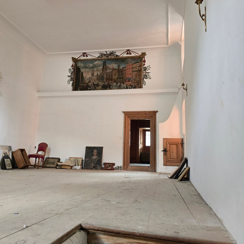 Innenansicht der Räume mit einem Bild von einem alten Strassenzug an der Wand.