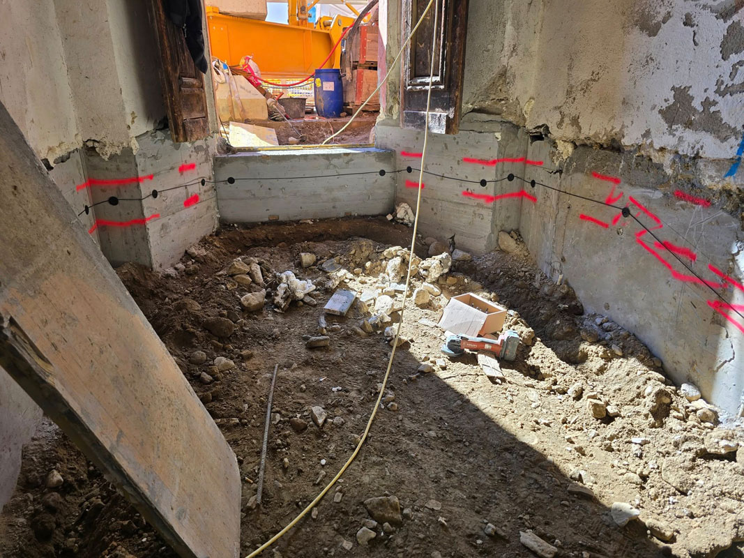 Montage der Leitungen im Fundament des Kellers