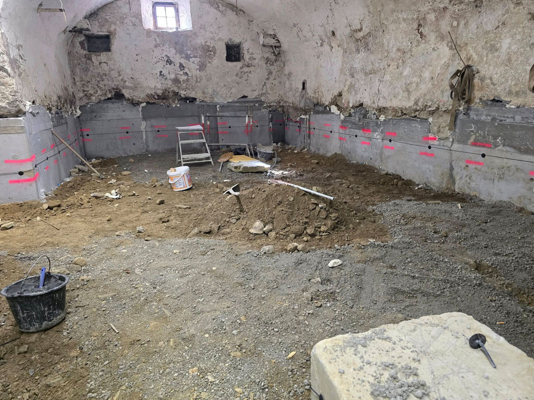 Montage der Leitungen im Fundament des Kellers