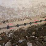 Montage der Leitungen im Fundament des Kellers