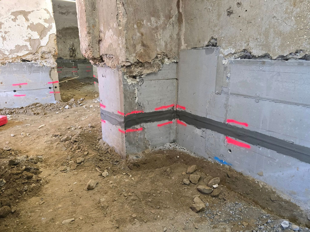 Montage der Leitungen im Fundament des Kellers