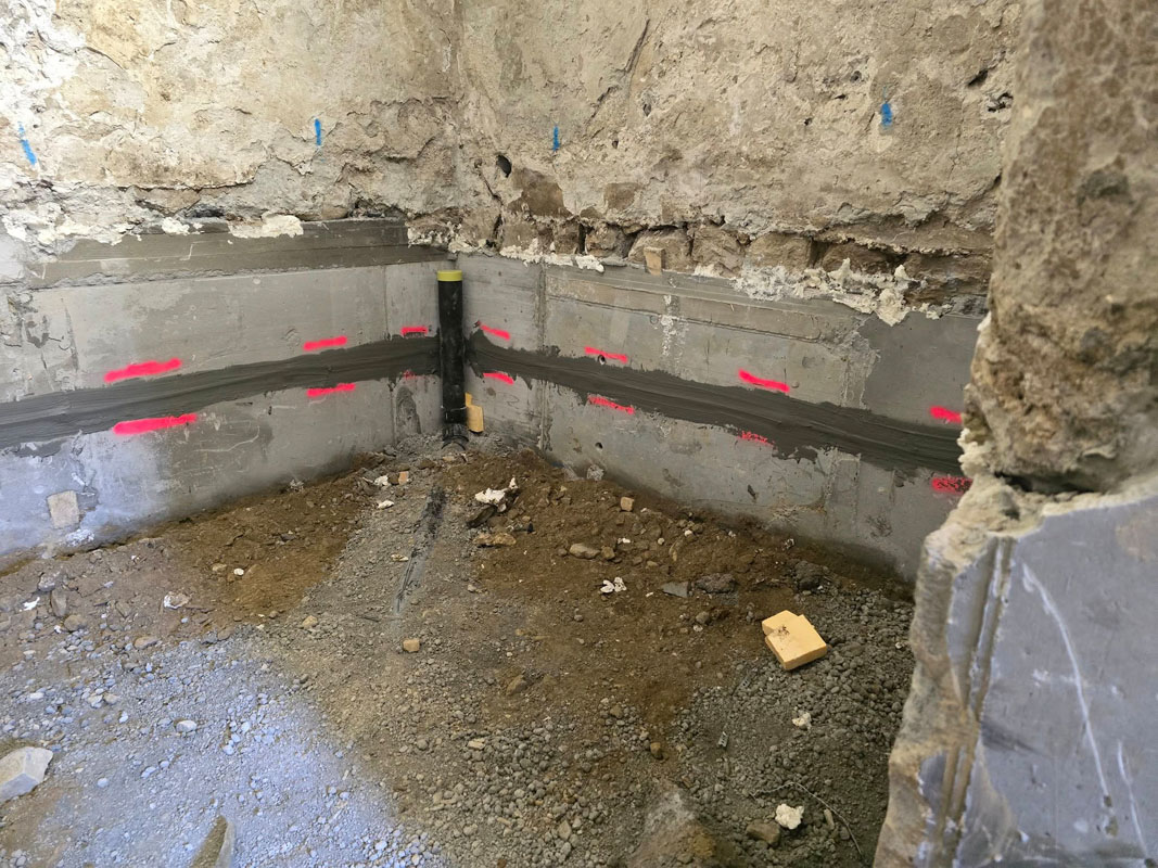 Montage der Leitungen im Fundament des Kellers