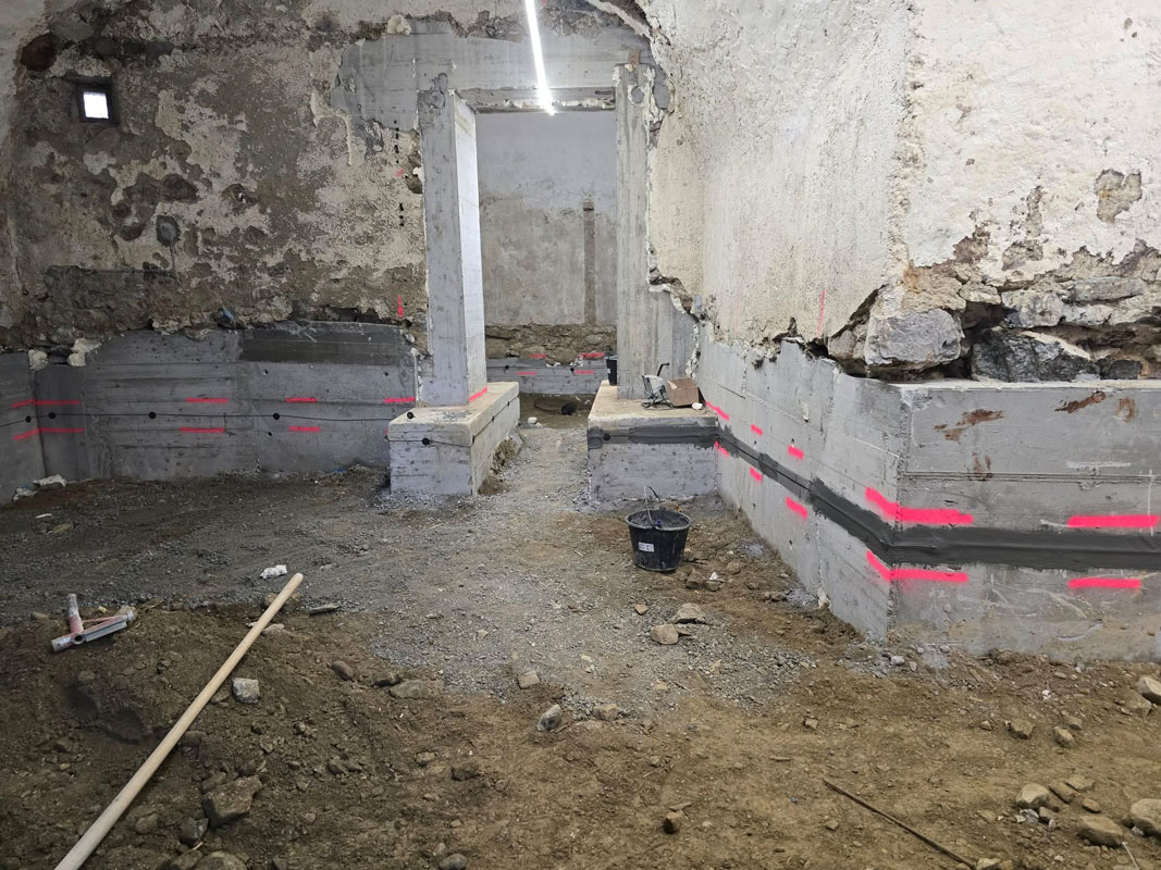 Montage der Leitungen im Fundament des Kellers