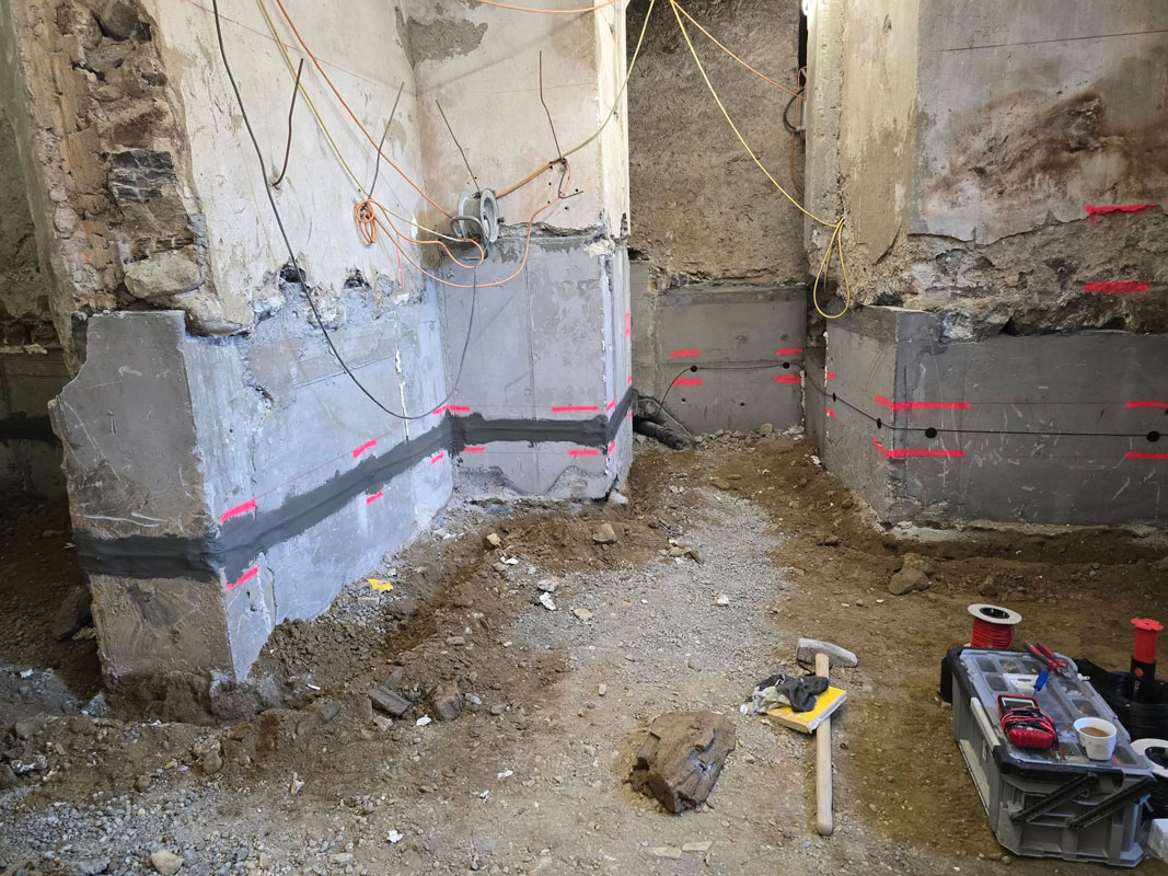 Montage der Leitungen im Fundament des Kellers